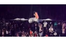 Que grande susto! Katy Perry quase cai durante concerto