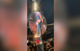 Já não há sossego! Vocalista dos Coldplay brinca em concerto da banda com os novos apanhados da 'kiss camera'