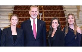 Finalmente todos juntos e a fazer 'pandã'! Leonor e Sofia juntam-se a Letizia e Felipe em momento especial