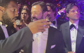 O momento em que Dino D'Santiago canta com o futebolista Bernardo Silva em casamento