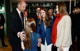 Encontro de princesas! O momento ternurento em que Sofia e Leonor de Espanha cumprimentam Charlotte