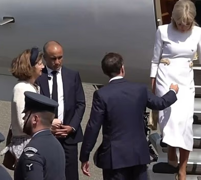Presidente de mão estendida! Brigitte volta a humilhar Emmanuel Macron ao ignorá-lo diante de todos