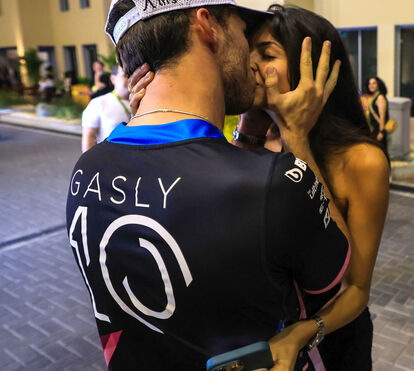 É muito amor e muito dinheiro. O amor abençoado de Kika Cerqueira Gomes e Pierre Gasly nos locais mais exclusivos do mundo