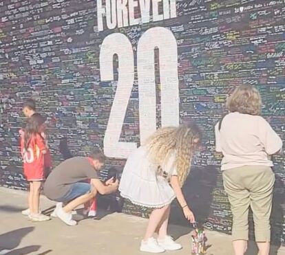 Momento tocante. Viúva de Diogo Jota junta-se a jogadores do Liverpool para homenagem arrepiante ao marido em Anfield