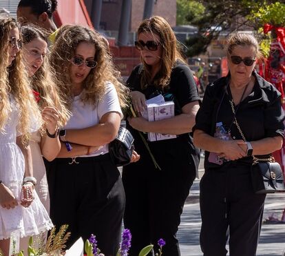 O momento em que a viúva de Diogo Jota depositou flores no Santuário erguido ao marido em Liverpool
