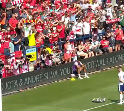 Arrepiante! Um estádio inteiro a cantar em memória de Diogo Jota