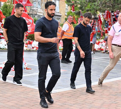 Imagens tocantes! Bruno Fernandes, Diogo Dalot e Ruben Amorim em Liverpool por Diogo Jota e André Silva 