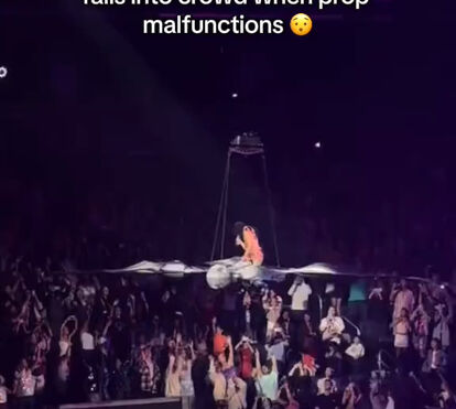 Que grande susto! Katy Perry quase cai durante concerto