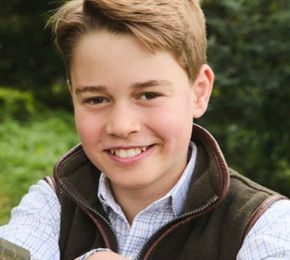 Tão lindo que está! Príncipe George celebra 12 anos com nova foto e William e Kate quebram tradição familiar