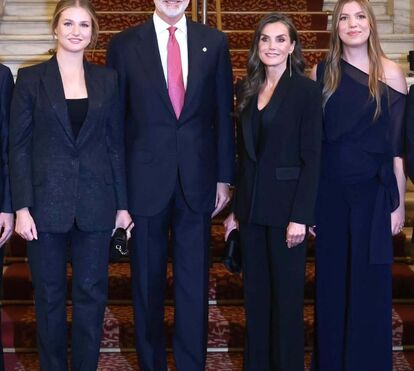 Finalmente todos juntos e a fazer 'pandã'! Leonor e Sofia juntam-se a Letizia e Felipe em momento especial