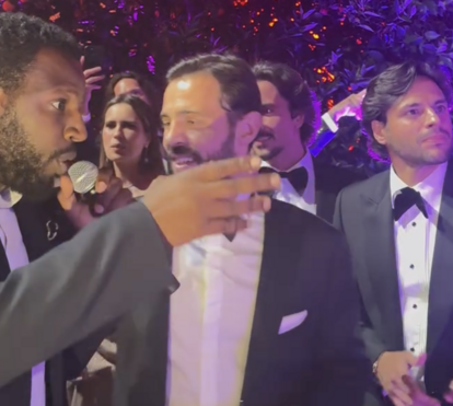 O momento em que Dino D'Santiago canta com o futebolista Bernardo Silva em casamento
