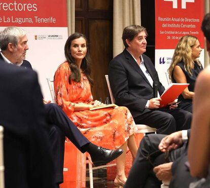 Letizia encanta em Tenerife com vestido Adolfo Domínguez