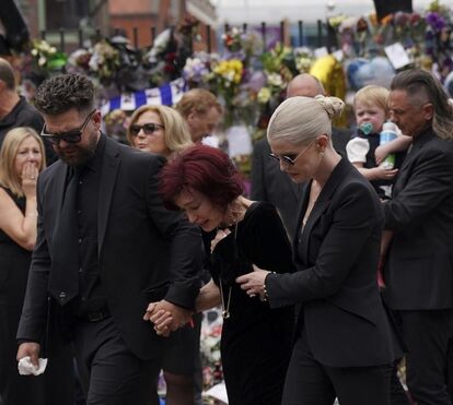 Amparada pelos filhos, viúva de Ozzy Osbourne em lágrimas no funeral do músico