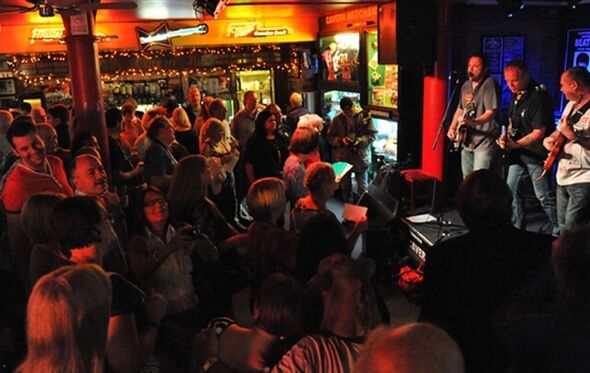 Música ao vivo no Cavern Pub, um dos locais icónicos de Liverpool, cidade dos Beatles