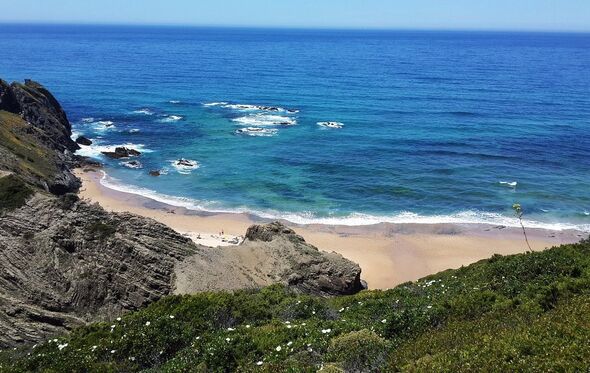 Praia isolada no Algarve oferece um refúgio de águas calmas e sossego