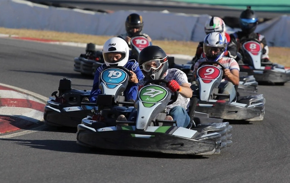 Crianças divertem-se em karts no Algarve, alternando com praia e Zoomarine
