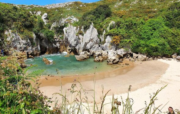 Playa Gulpiyuri, Astúrias, Espanha