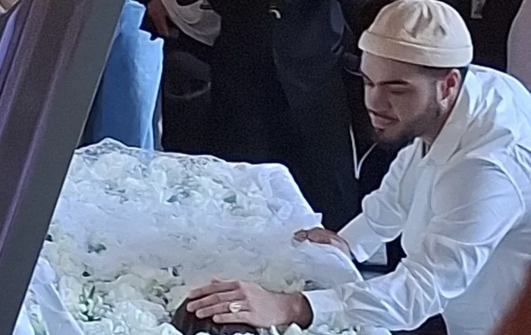 A dor de Francisco Gil junto ao caixão da mãe
