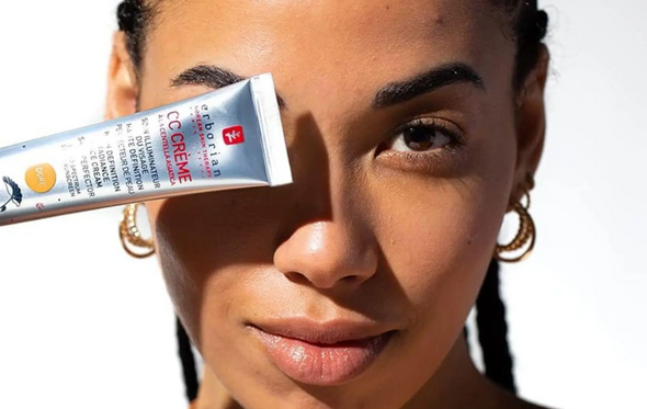 Mulher usa Erborian CC Crème para um aspeto leve e fresco no verão