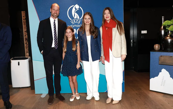 Príncipe William com a filha Charlotte, posa ao lado de Sofia e Leonor no Europeu feminino, Suíça