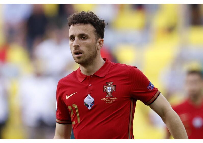 O jogador de futebol Diogo Jota representa Portugal num jogo