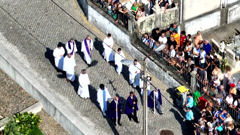 Funeral dos irmãos Diogo Jota e André Silva junta multidão e clérigos