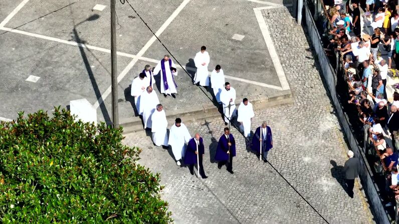 Funeral dos irmãos Diogo Jota e André Silva reúne multidão e clérigos
