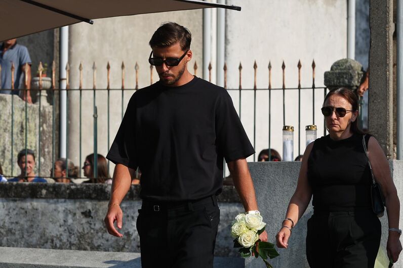 Colegas de Diogo Jota prestam homenagem no funeral