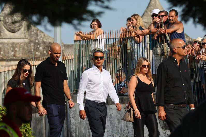 Colegas de Diogo Jota prestam homenagem no funeral