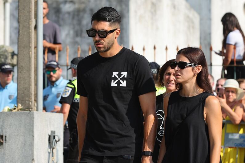 Colegas de Diogo Jota prestam homenagem no funeral