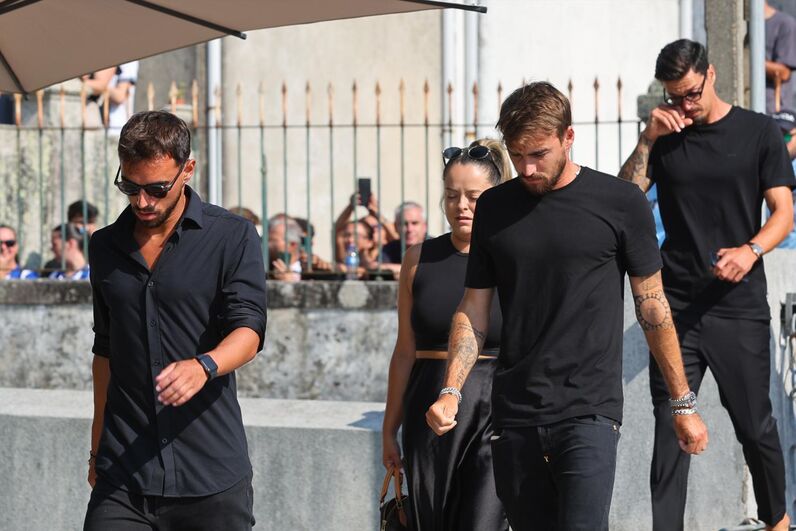 Colegas de Diogo Jota prestam homenagem no funeral