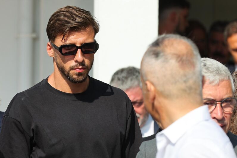 Colegas de Diogo Jota prestam homenagem no funeral