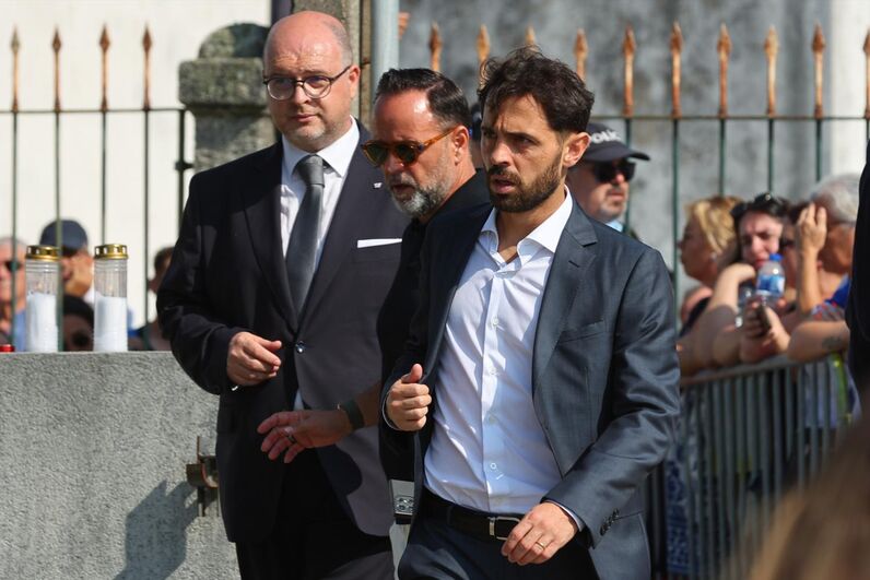 Colegas de Diogo Jota prestam homenagem no funeral