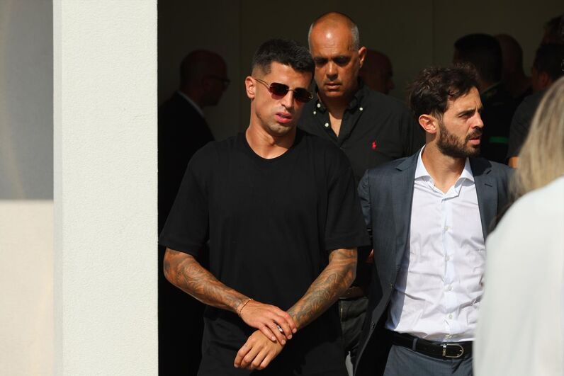 Colegas de Diogo Jota prestam homenagem no funeral
