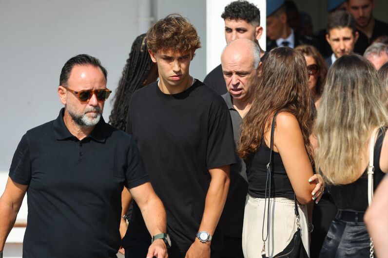 Colegas de Diogo Jota prestam homenagem no funeral