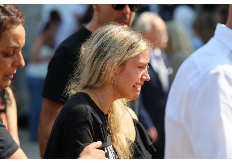 Namorada de André Silva inconsolável no funeral