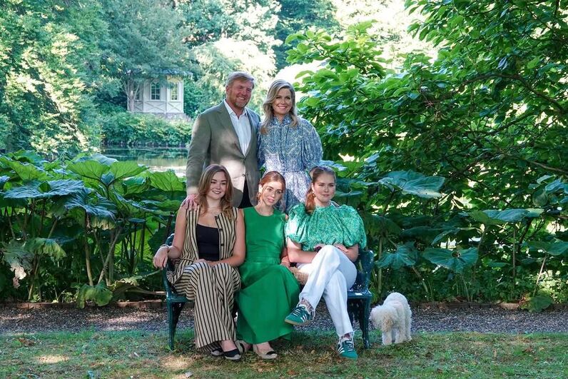Reis Guilherme e Máxima da Holanda com as filhas Ariane, Alexia e Amalia