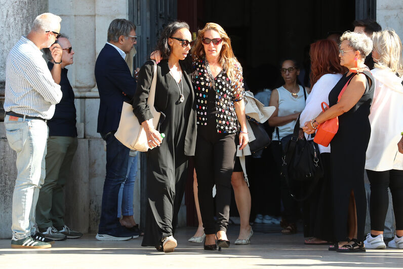 Funeral Luís Jardim : mulher é amparada por amiga 