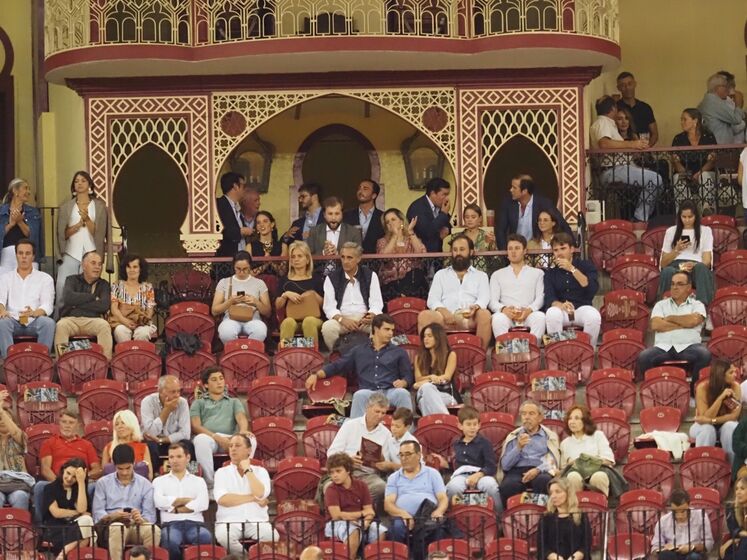 Filhos de D. Duarte de Bragança assistem a corrida de toiros no Campo Pequeno