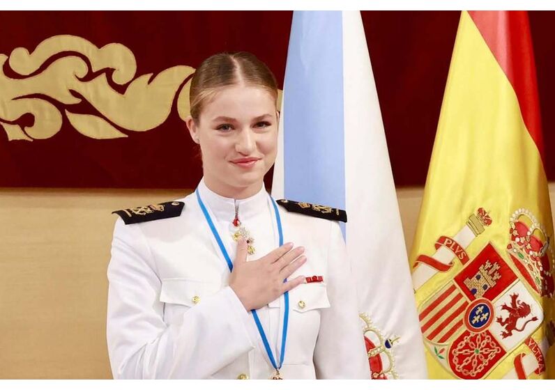 Princesa Leonor homenageada na Escola Naval, Galiza, antes de nova etapa.
