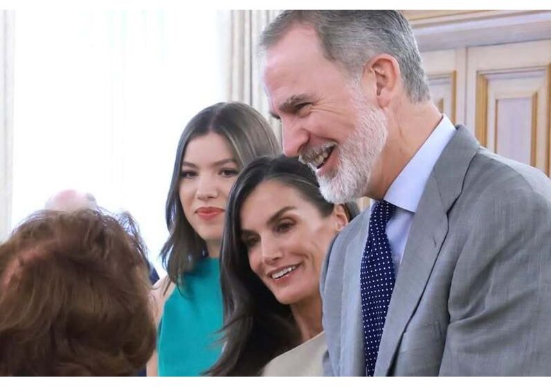 Letizia e Sofia usam vestidos elegantes de marcas espanholas, num evento com o Rei Felipe VI