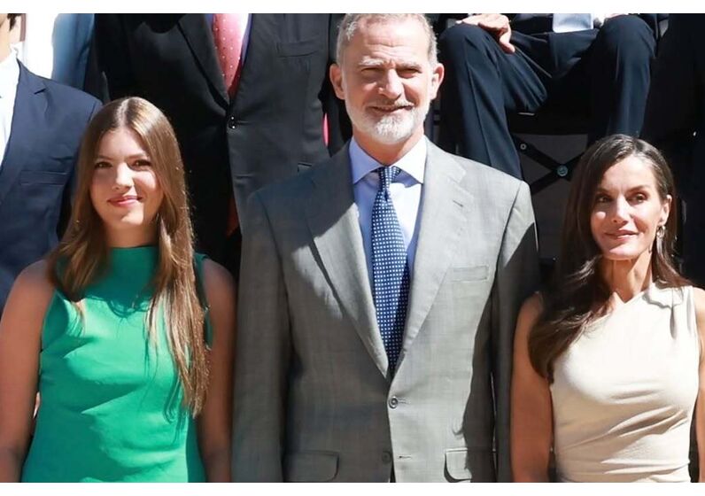 Letizia e Sofia destacam-se com elegância em vestidos de marcas espanholas.
