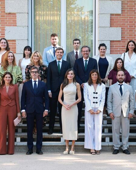 Rainha Letizia e Infanta Sofia destacam-se com elegância em evento