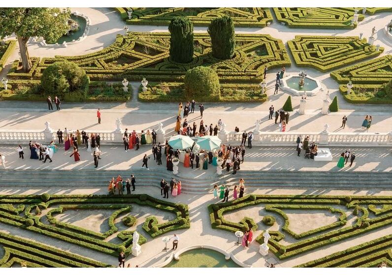 Fotografia aérea do casamento de Diogo Dalot nos jardins do Palácio de Queluz