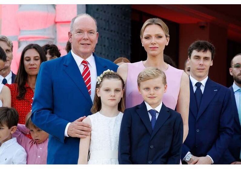 Família Grimaldi reunida no Mónaco, incluindo o príncipe Alberto e Charlene