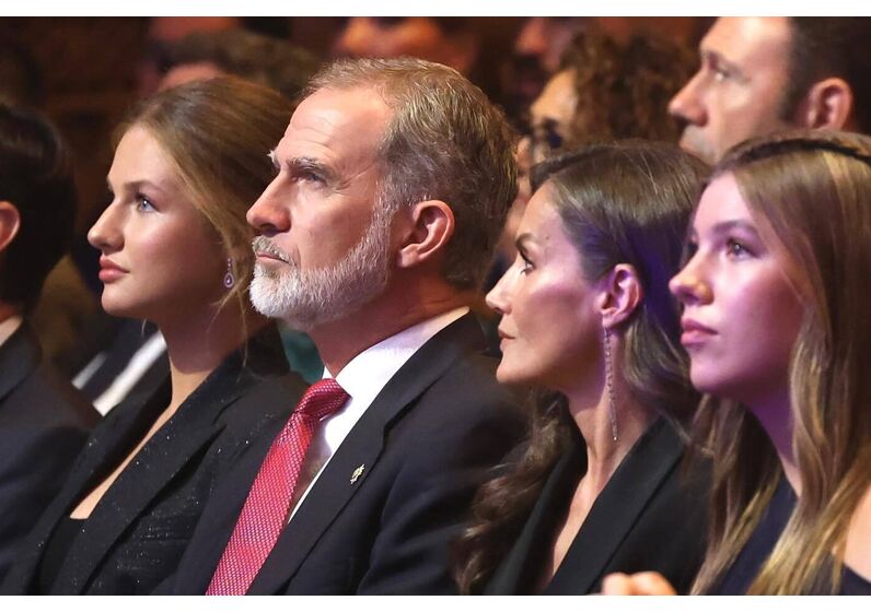 Rei Felipe VI, rainha Letizia e filhas num evento após estudos de Sofia em Lisboa