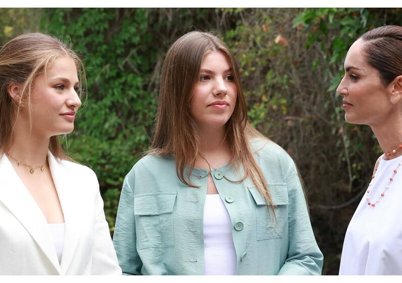 Princesas Leonor e Sofia marcam presença ao lado da rainha Letizia num evento