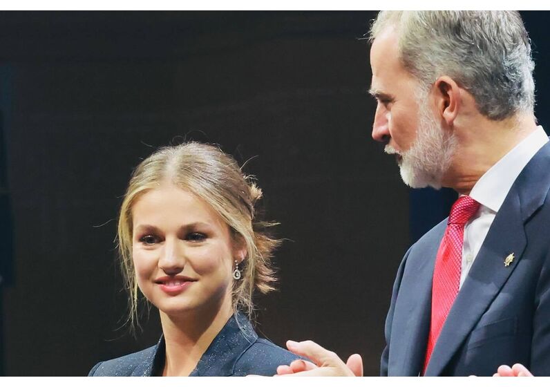 Leonor e rei Felipe VI nos Prémios Girona. Transição de estilo para a princesa