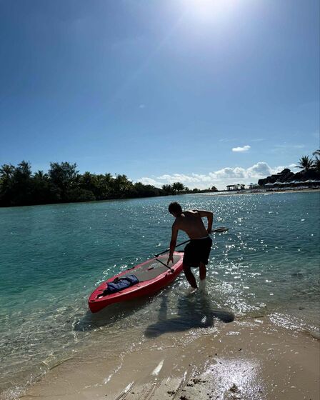 João Neves em Bora Bora com prancha de paddle
