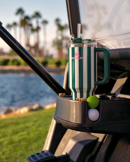 Copo Stanley mantém a frescura no carrinho de golfe, ideal para enfrentar o calor
